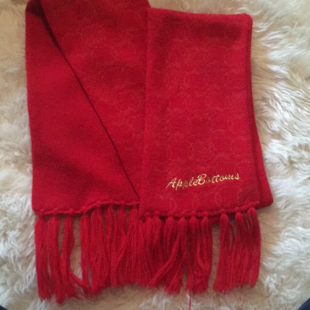 Red apple bottom scarf